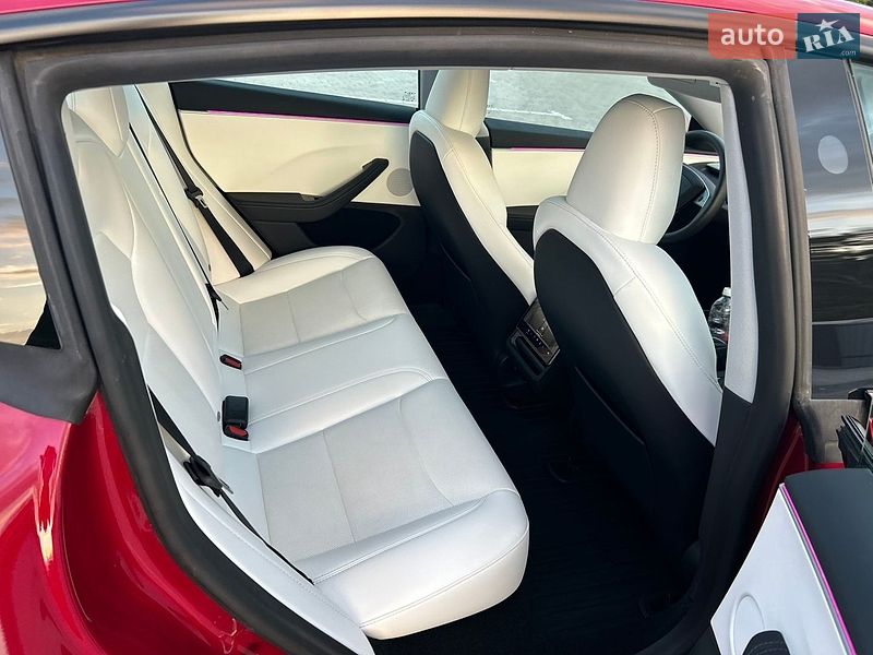 Седан Tesla Model 3 2024 в Золочеві