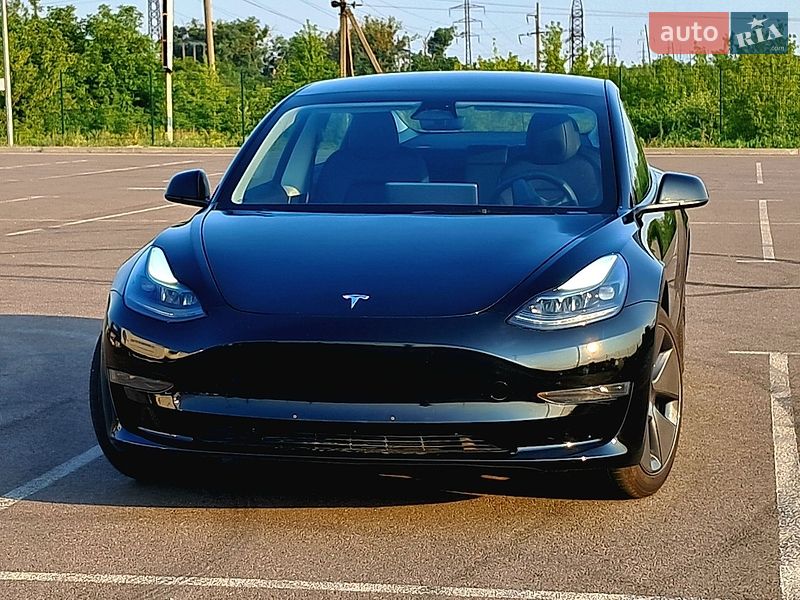 Седан Tesla Model 3 2023 в Рівному