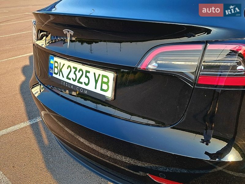 Седан Tesla Model 3 2023 в Рівному