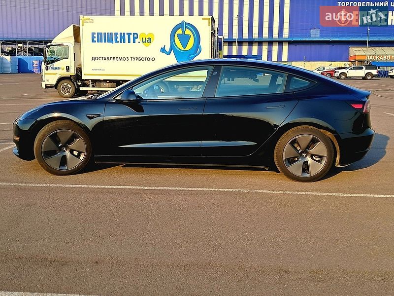 Седан Tesla Model 3 2023 в Рівному