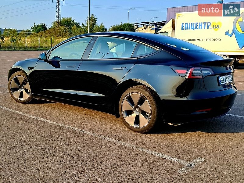 Седан Tesla Model 3 2023 в Рівному