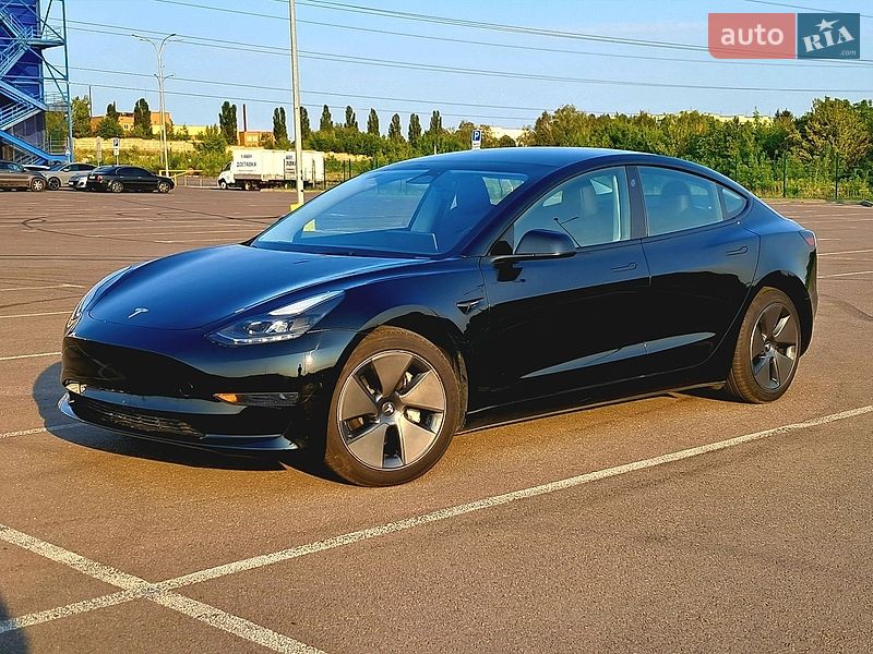 Седан Tesla Model 3 2023 в Рівному