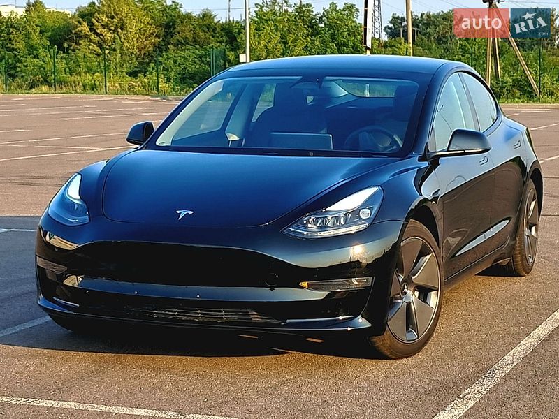 Седан Tesla Model 3 2023 в Рівному