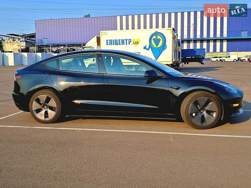 Седан Tesla Model 3 2023 в Рівному