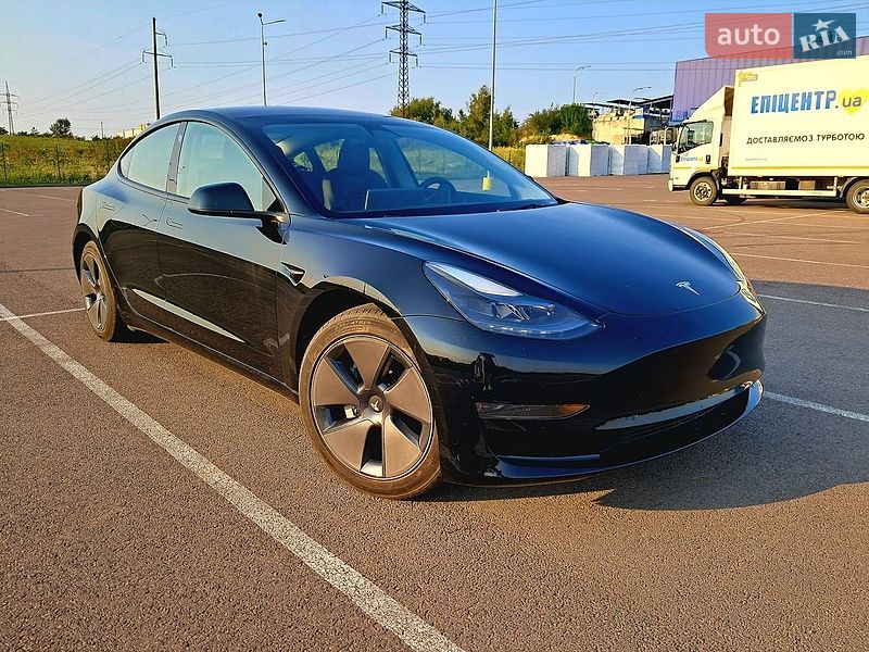 Седан Tesla Model 3 2023 в Рівному