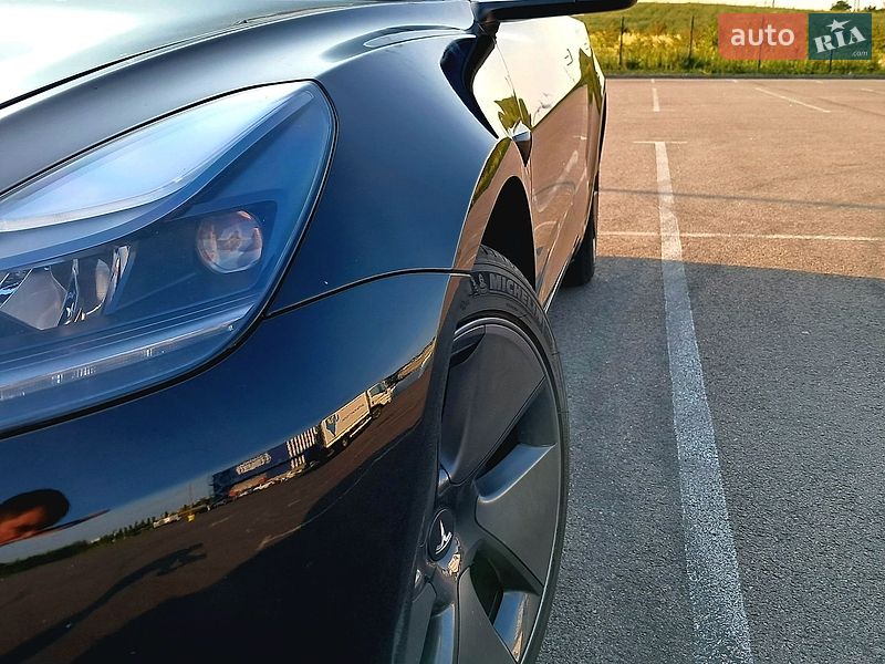 Седан Tesla Model 3 2023 в Рівному