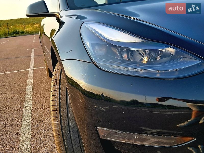 Седан Tesla Model 3 2023 в Рівному