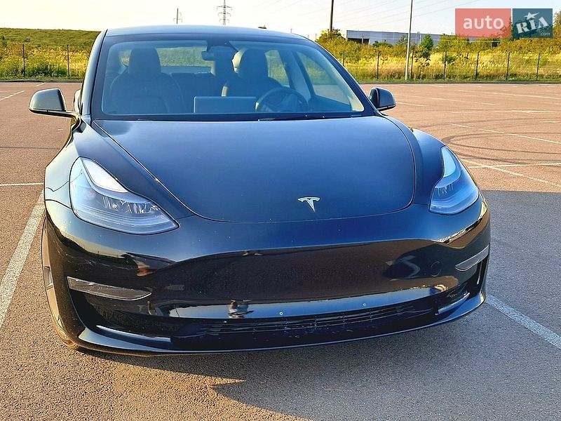 Седан Tesla Model 3 2023 в Рівному