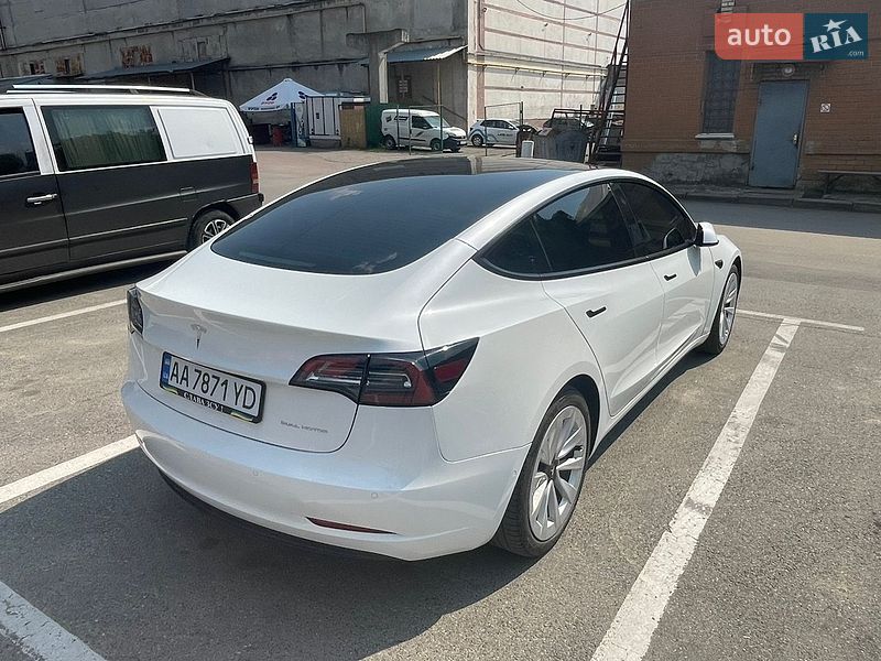Седан Tesla Model 3 2021 в Киеве