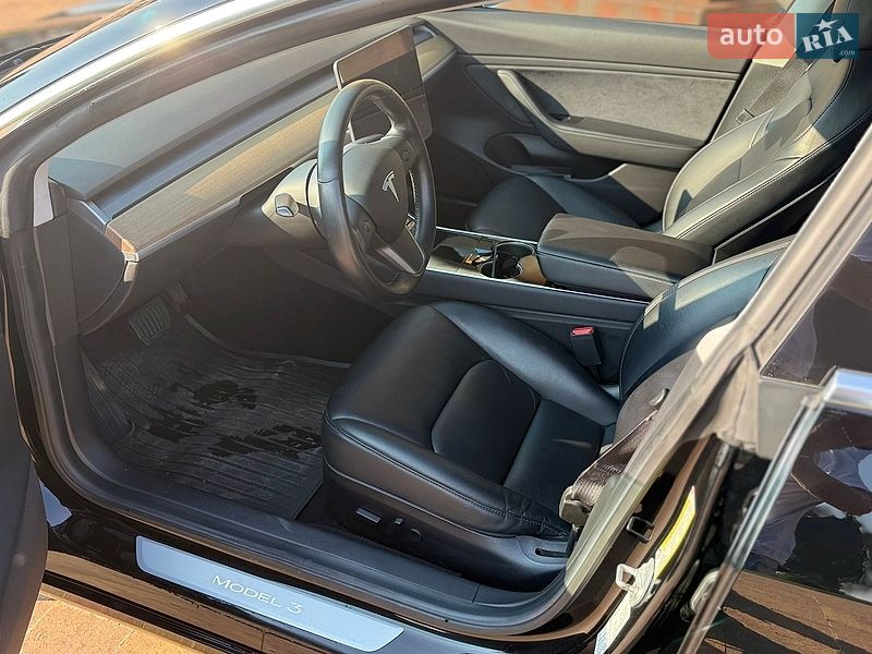 Седан Tesla Model 3 2019 в Новояворовске