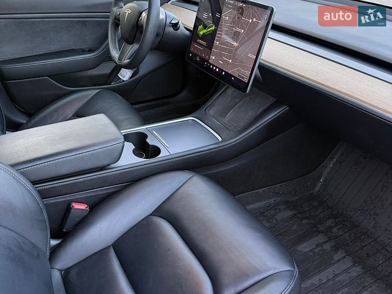 Седан Tesla Model 3 2021 в Луцке