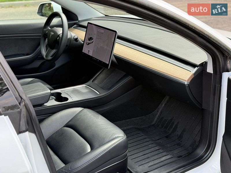 Седан Tesla Model 3 2021 в Луцке