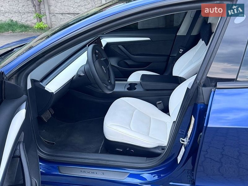 Седан Tesla Model 3 2021 в Городке