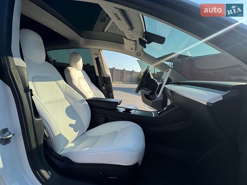 Седан Tesla Model 3 2022 в Чорноморську
