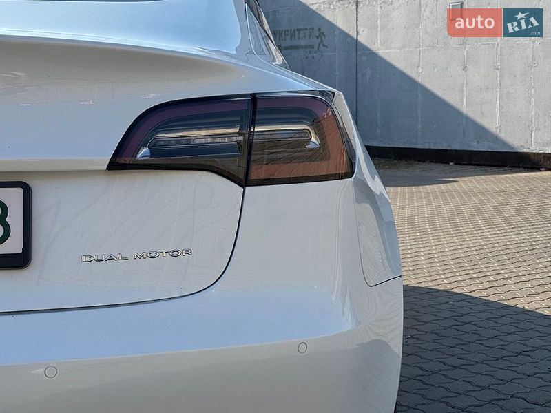 Седан Tesla Model 3 2022 в Чорноморську