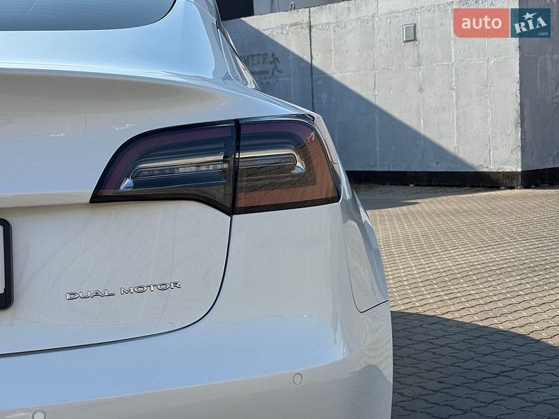 Седан Tesla Model 3 2022 в Чорноморську