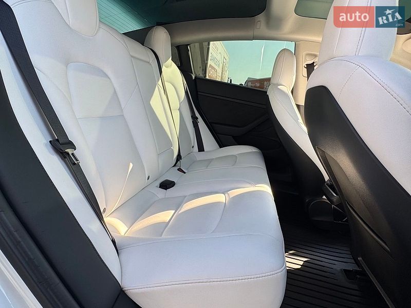 Седан Tesla Model 3 2022 в Чорноморську