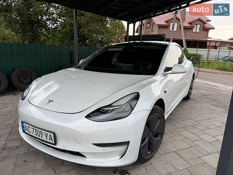 Tesla Model 3, фото з оголошення
