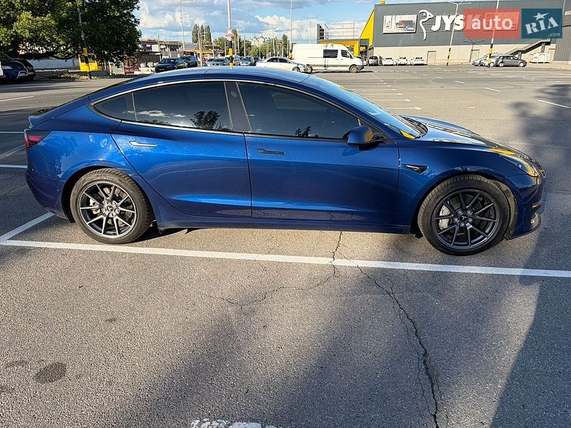 Седан Tesla Model 3 2022 в Киеве