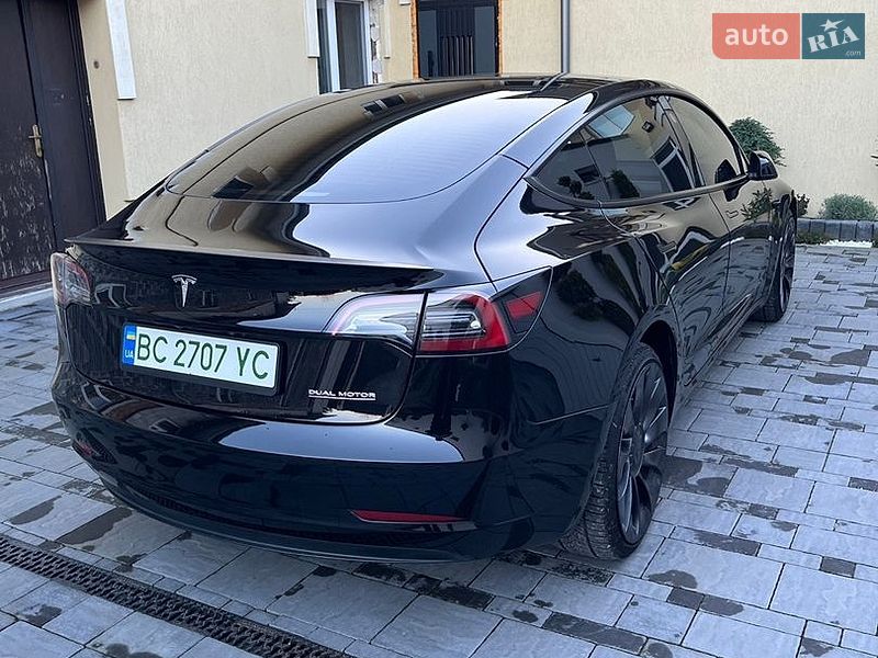 Седан Tesla Model 3 2023 в Львові