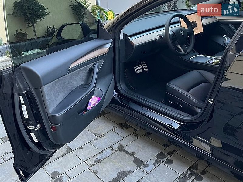 Седан Tesla Model 3 2023 в Львові