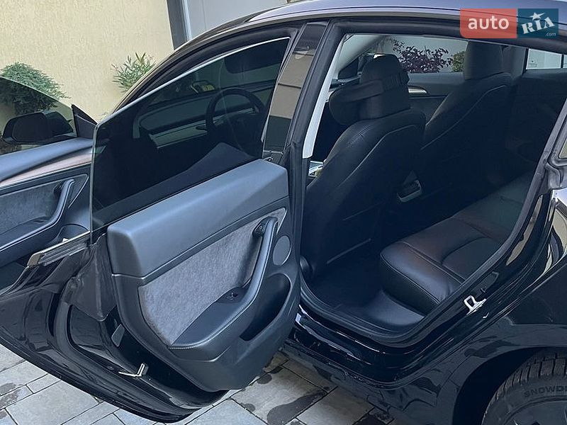 Седан Tesla Model 3 2023 в Львові