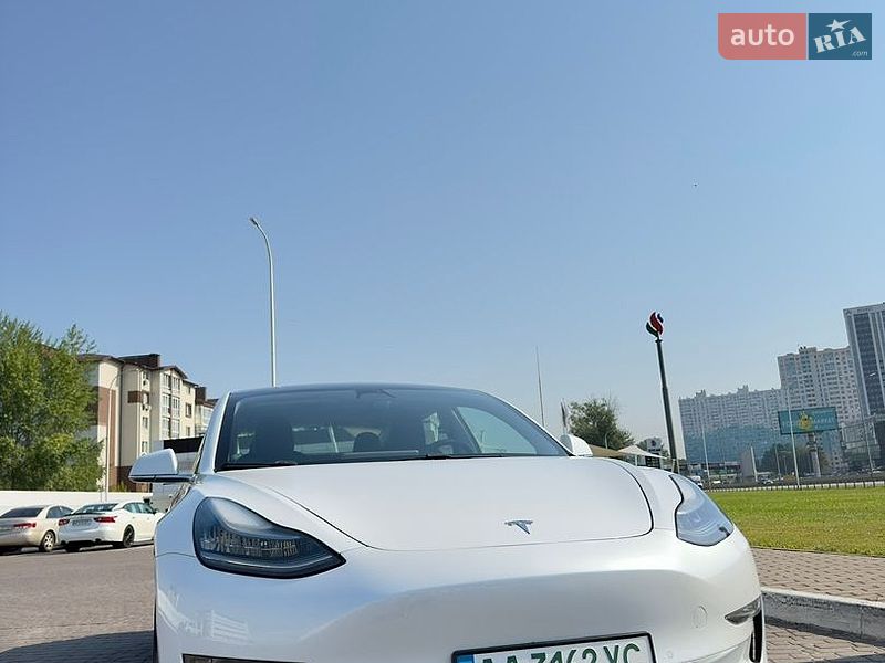 Седан Tesla Model 3 2019 в Киеве