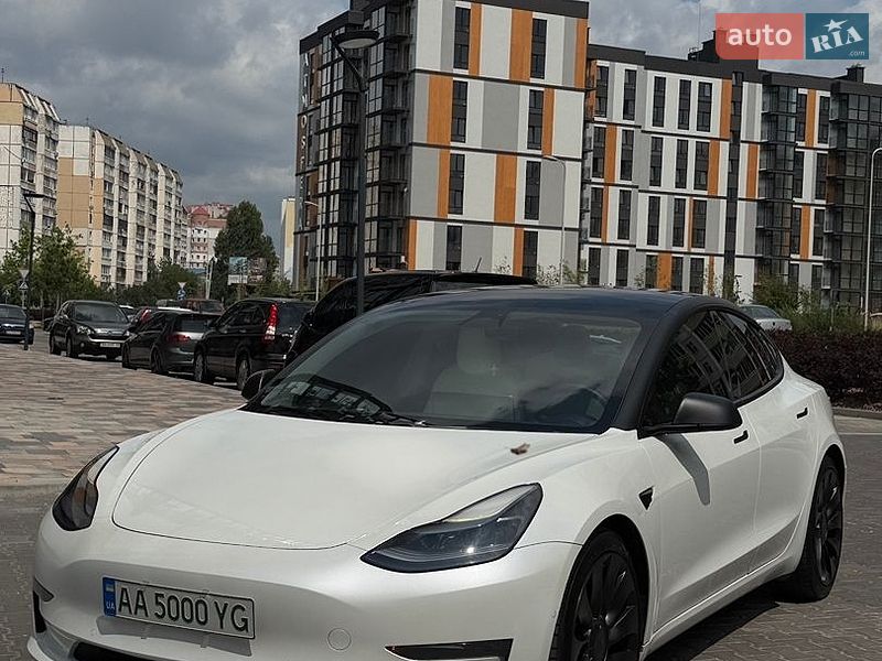 Седан Tesla Model 3 2021 в Киеве