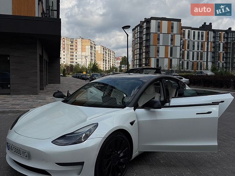 Седан Tesla Model 3 2021 в Киеве
