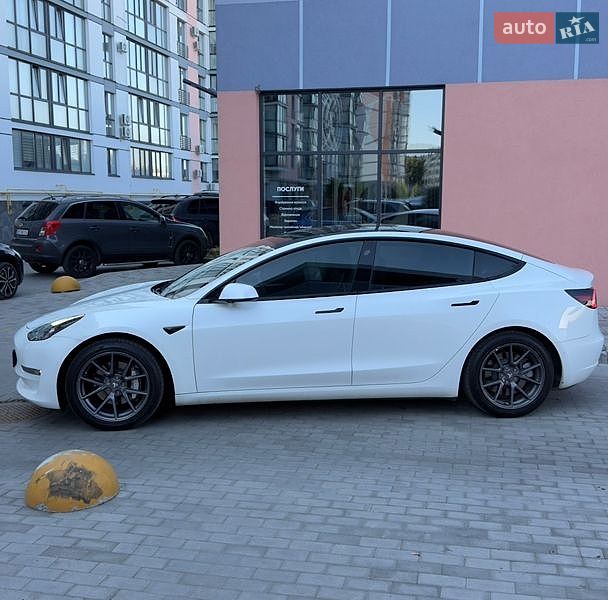 Седан Tesla Model 3 2021 в Луцке