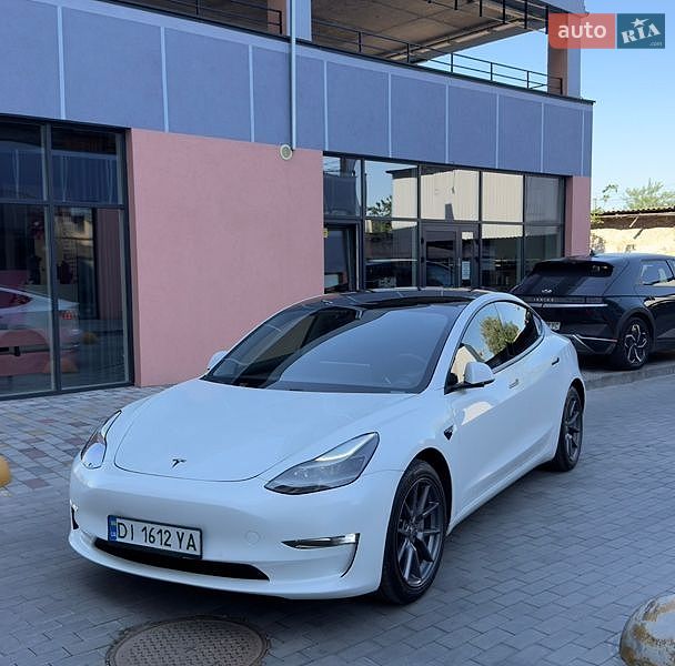 Седан Tesla Model 3 2021 в Луцке