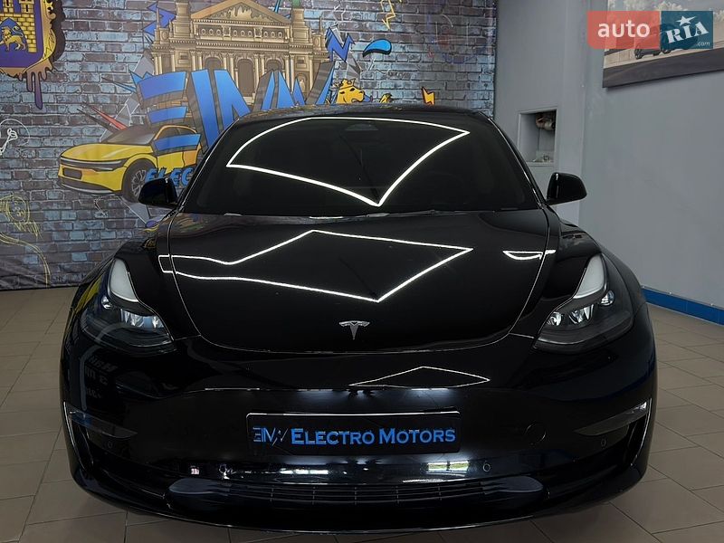 Седан Tesla Model 3 2022 в Львове