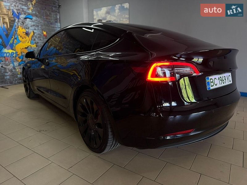 Седан Tesla Model 3 2022 в Львове