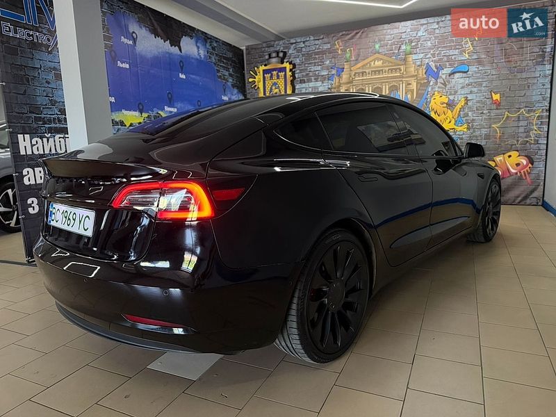Седан Tesla Model 3 2022 в Львове