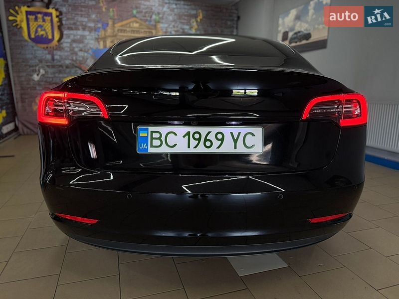 Седан Tesla Model 3 2022 в Львове
