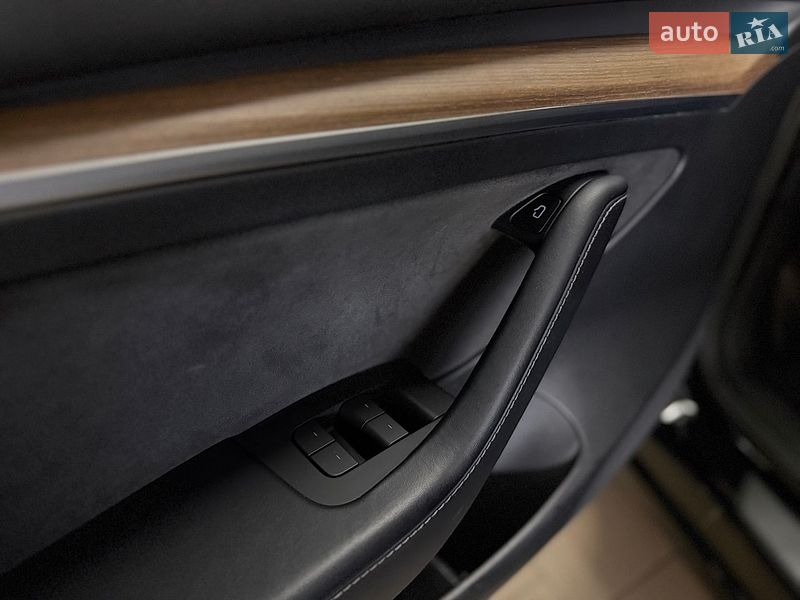 Седан Tesla Model 3 2022 в Львове