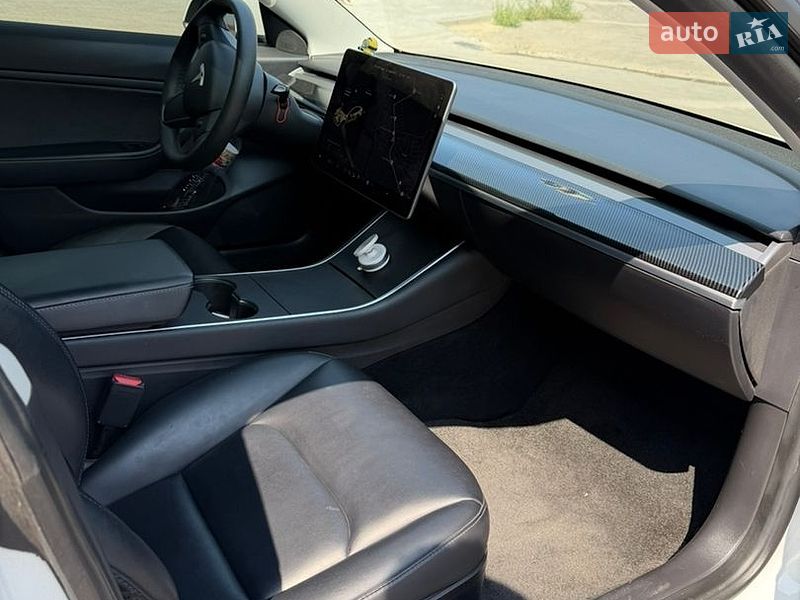 Седан Tesla Model 3 2020 в Вінниці