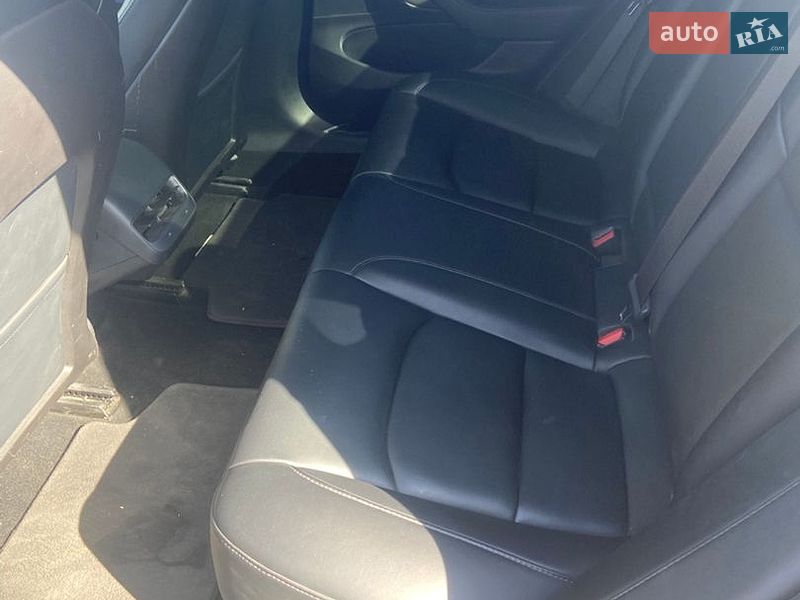 Седан Tesla Model 3 2020 в Ужгороді