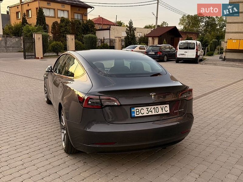 Седан Tesla Model 3 2022 в Шептицькому
