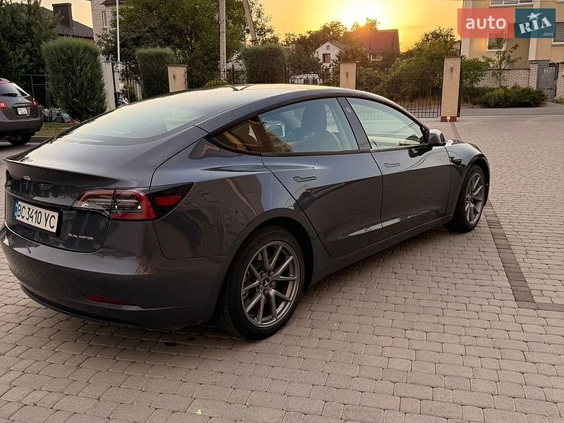 Седан Tesla Model 3 2022 в Шептицькому