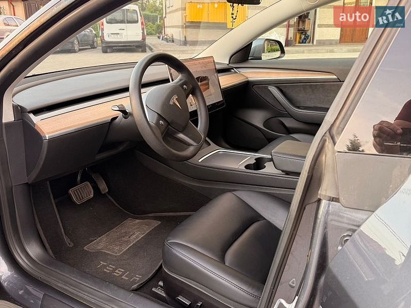 Седан Tesla Model 3 2022 в Шептицькому