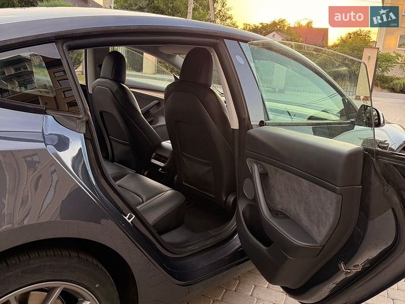 Седан Tesla Model 3 2022 в Шептицькому