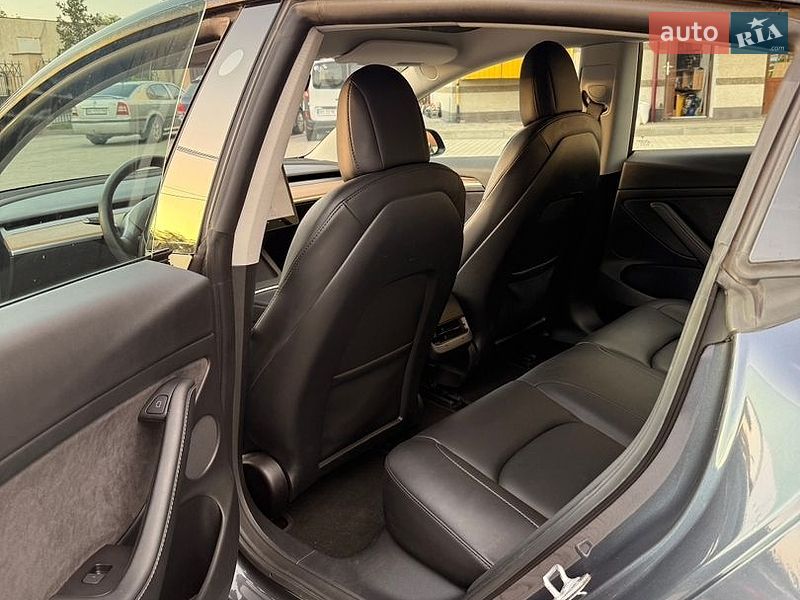 Седан Tesla Model 3 2022 в Шептицькому