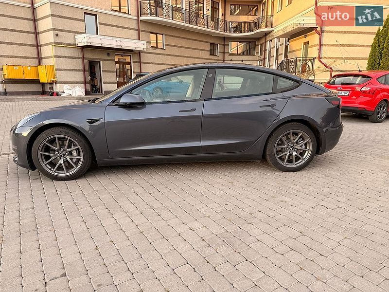 Седан Tesla Model 3 2022 в Шептицькому