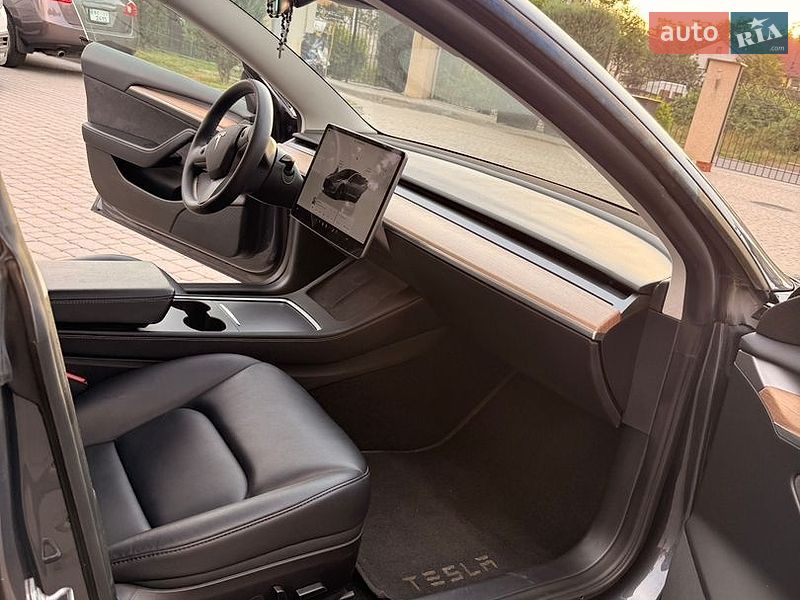 Седан Tesla Model 3 2022 в Шептицькому