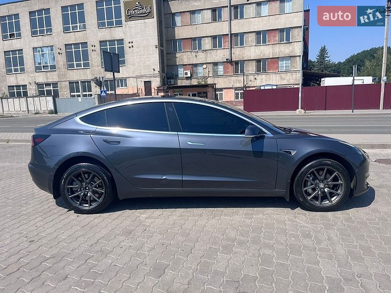 Седан Tesla Model 3 2019 в Львові