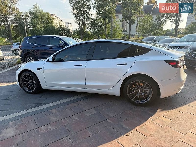 Седан Tesla Model 3 2021 в Ивано-Франковске