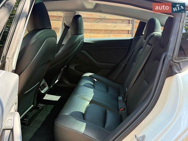 Седан Tesla Model 3 2023 в Києві