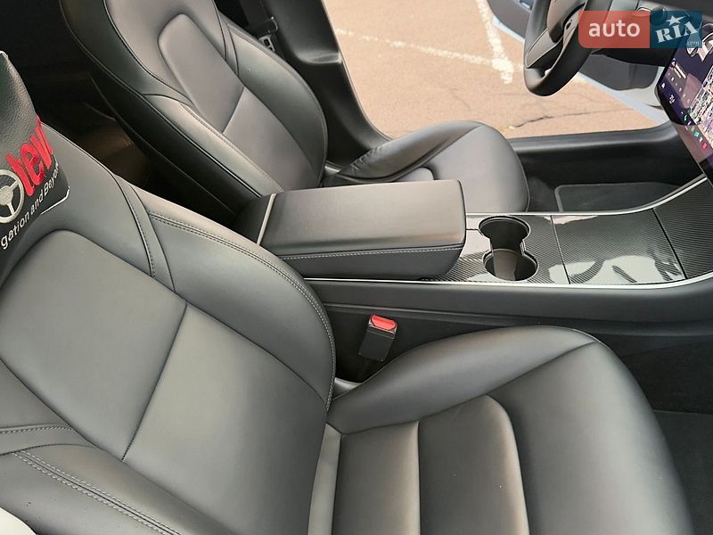 Седан Tesla Model 3 2020 в Житомире