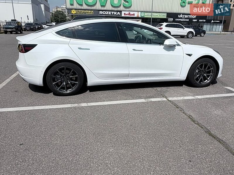 Седан Tesla Model 3 2019 в Києві